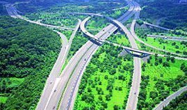 高速公路進行第二階段大執法,加強取締「插入連貫行駛車陣(插隊)」、「雙白實線變換車道」、「交流道口跨越槽化線行駛」、「無人傷亡交通事故及機械故障,未將車輛移至路邊」等妨礙交通之違規行為,並處以罰鍰3000~6000元不等。