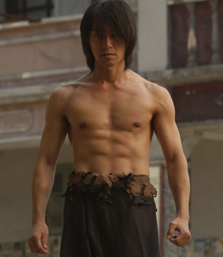 周星馳為功夫露點六塊肌媲美偶像李小龍