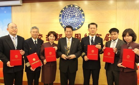 中華航空及華信航空榮獲民航局 103 年度金翔獎
