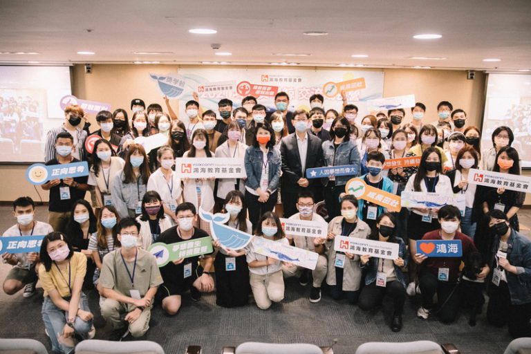 鴻海獎學鯨交流成長營  董事長劉揚偉驚喜現身分享創業經驗