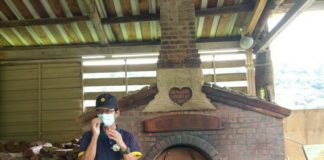 「好時節休閒農場」主人-陳平和執行長推廣友善農耕的理念，並解說招牌食育體驗活動－窯烤PIZZA。