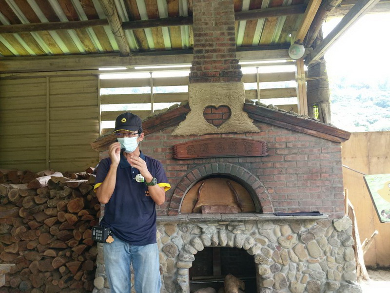 「好時節休閒農場」主人-陳平和執行長推廣友善農耕的理念，並解說招牌食育體驗活動－窯烤PIZZA。