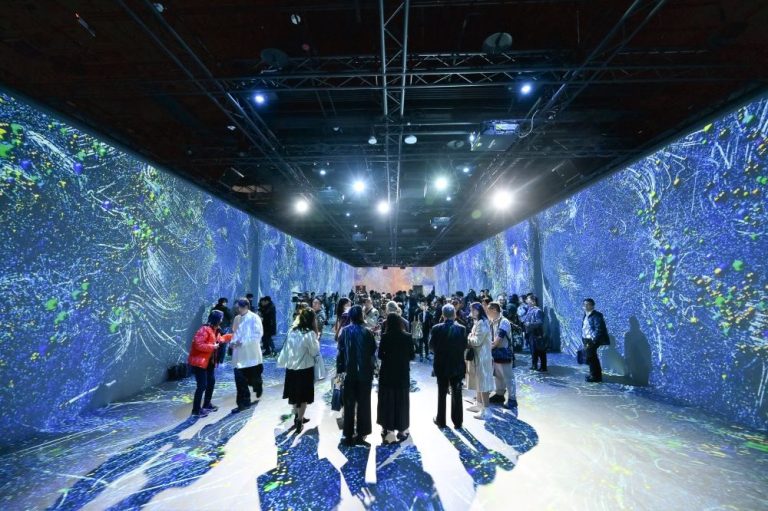 科文双融x江賢二 當代藝術大師江賢二創作生涯60年 精選73件經典作品 集結臺灣7組頂尖團隊重新解構 打造9段洗滌人心沈浸數位冥想 多樣化媒材打造頂級感官體驗 一同進入江賢二的內心世界